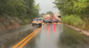 Carreta bate contra carros e deixa feridos na GO-010